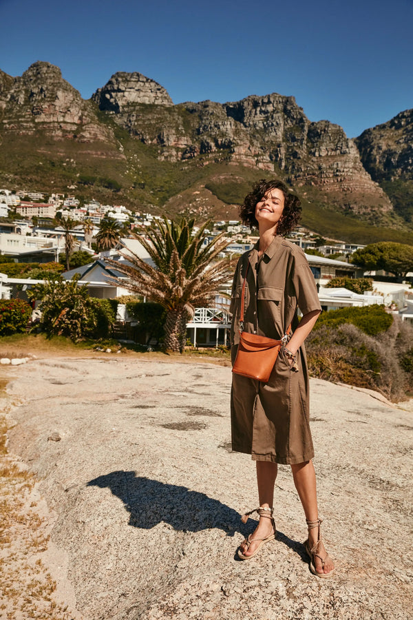 Bobbi Bucket Bag Midi - malá kožená kbelíková kabelka