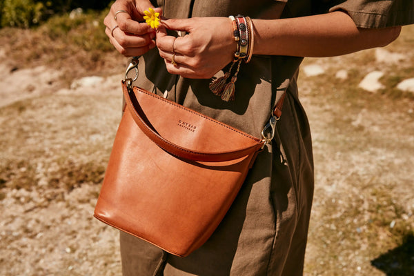 Bobbi Bucket Bag Midi - malá kožená kbelíková kabelka