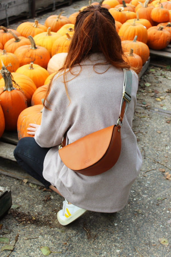 Laura - Kožená kabelka ve tvaru půlměsíce