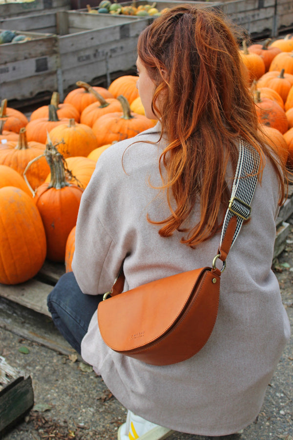 Laura - Kožená kabelka ve tvaru půlměsíce