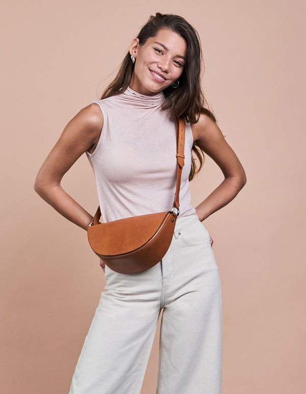 Laura - Kožená kabelka ve tvaru půlměsíce