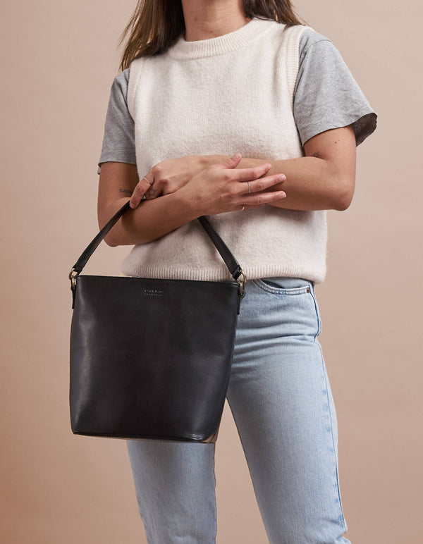 Bobbi Bucket Bag Maxi - kbelíková kožená kabelka