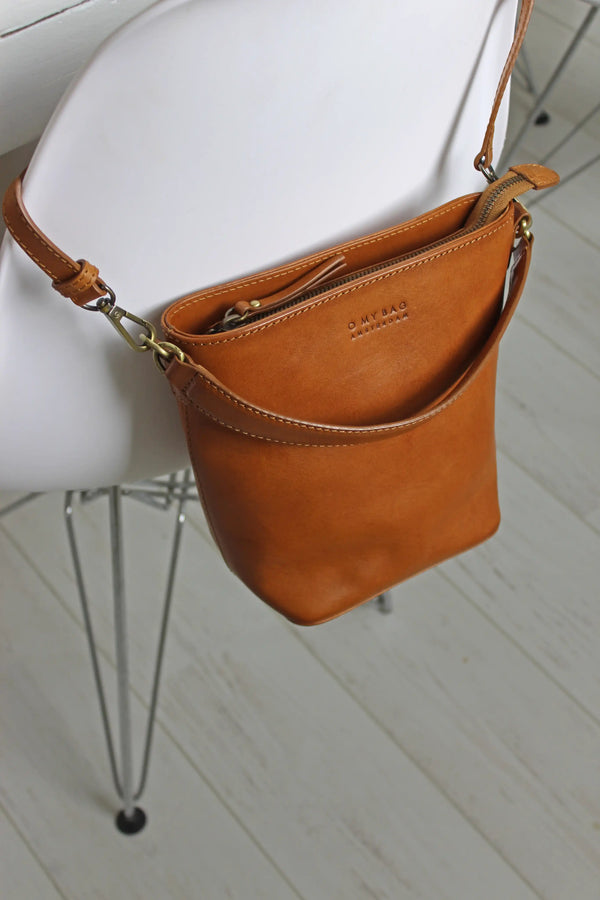 Bobbi Bucket Bag Midi - malá kožená kbelíková kabelka