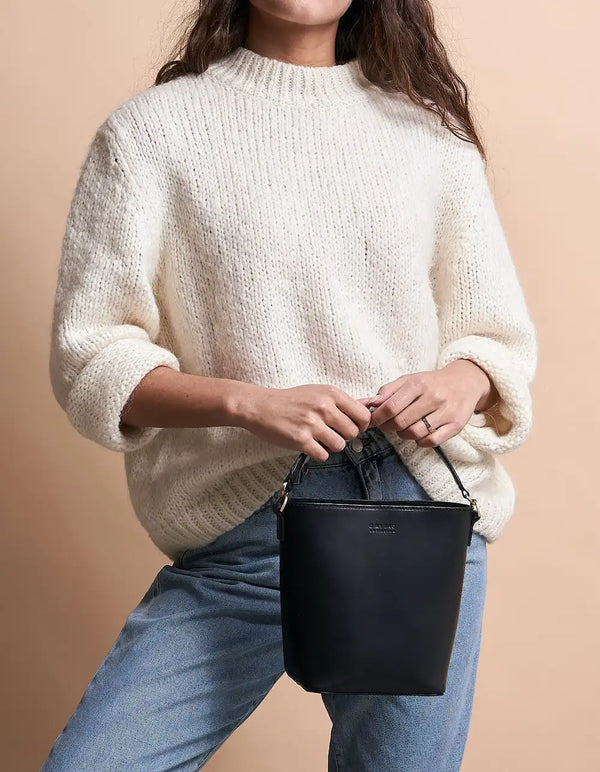 Bobbi Bucket Bag Midi - malá kožená kbelíková kabelka