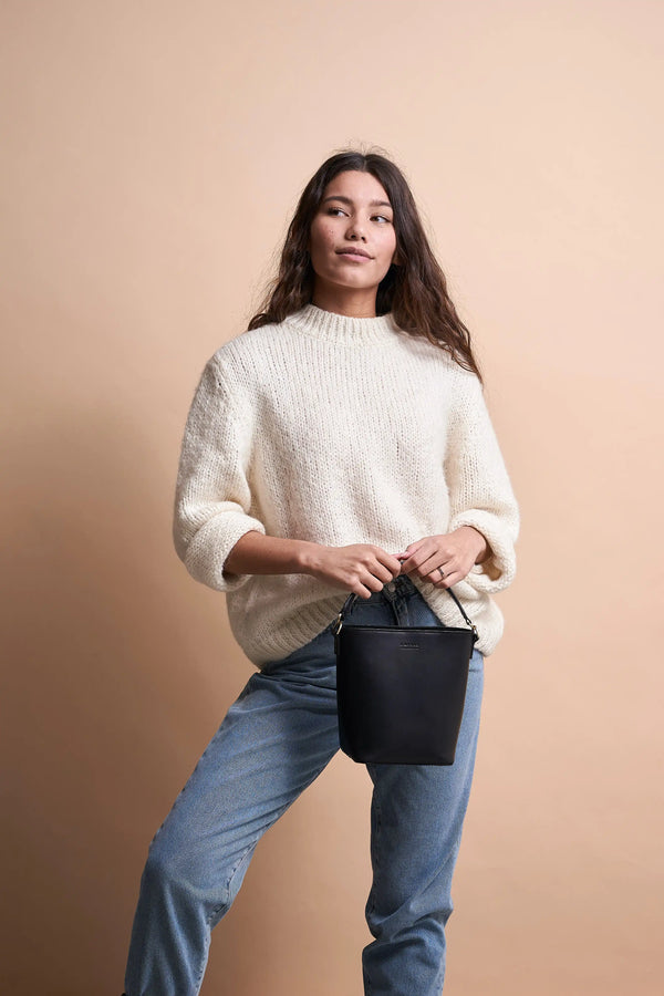 Bobbi Bucket Bag Midi - malá kožená kbelíková kabelka