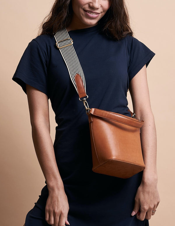 Bobbi Bucket Bag Midi - malá kožená kbelíková kabelka