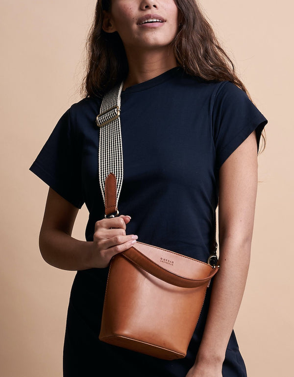 Bobbi Bucket Bag Midi - malá kožená kbelíková kabelka