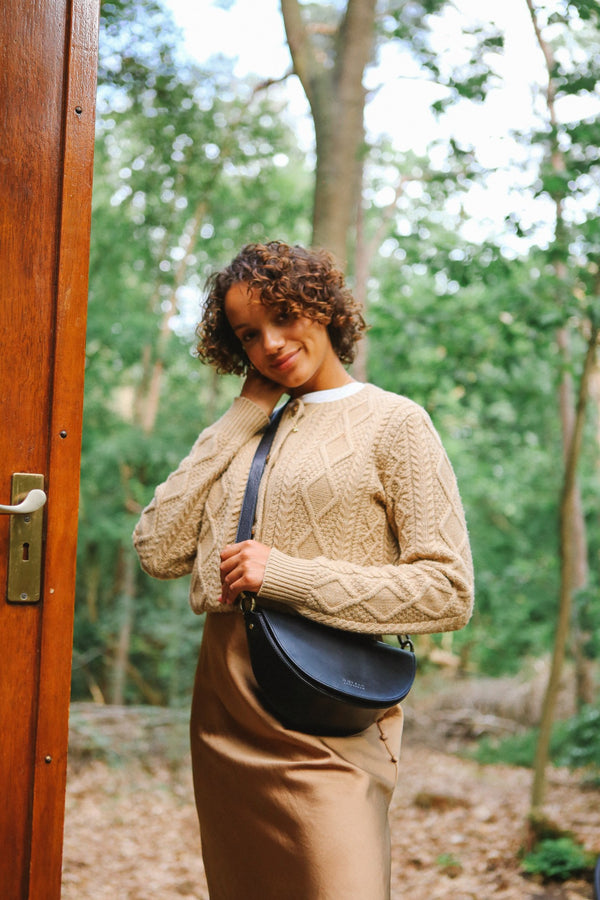 Laura - Kožená kabelka ve tvaru půlměsíce