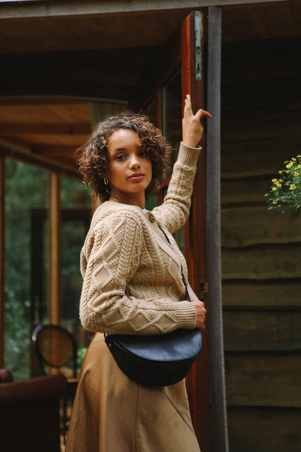 Laura - Kožená kabelka ve tvaru půlměsíce