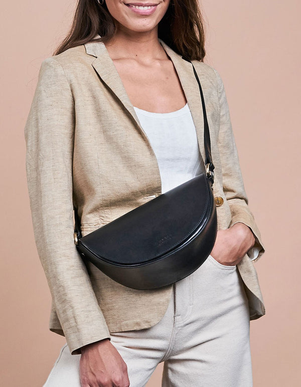 Laura - Kožená kabelka ve tvaru půlměsíce