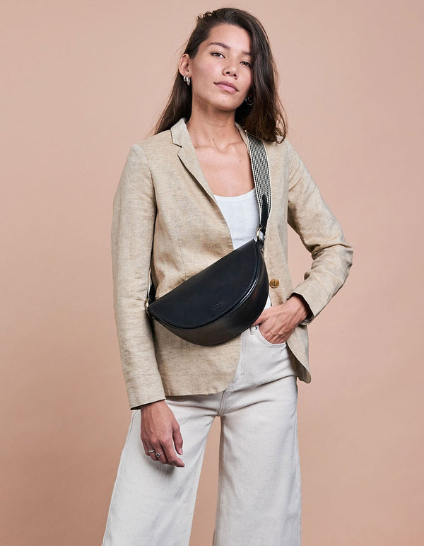 Laura - Kožená kabelka ve tvaru půlměsíce