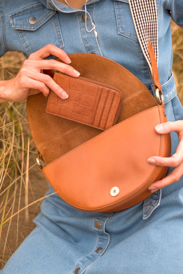 Laura - Kožená kabelka ve tvaru půlměsíce