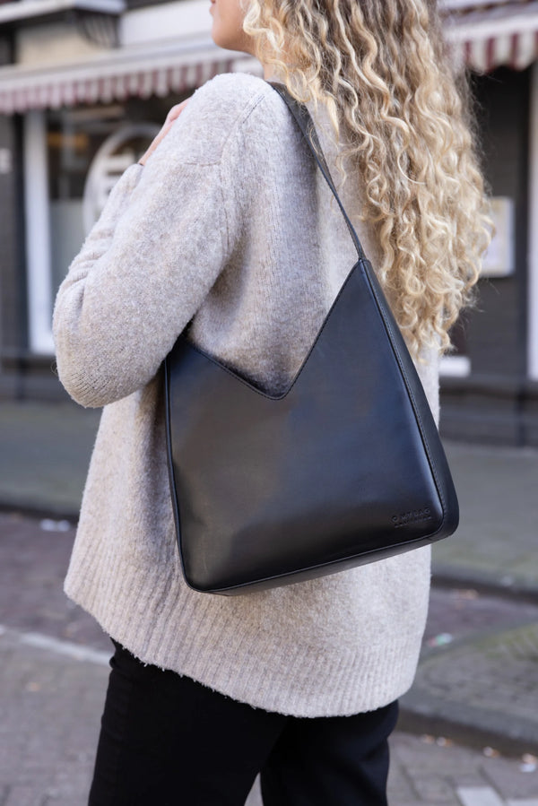 Vicky - kožená kabelka přes rameno ve tvaru V