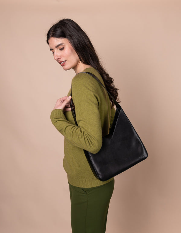 Vicky - kožená kabelka přes rameno ve tvaru V