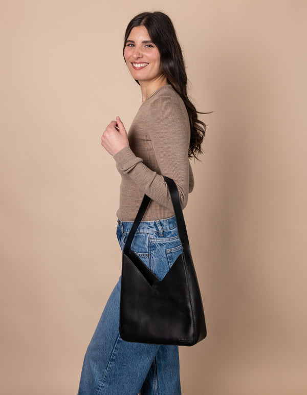 Vicky - kožená kabelka přes rameno ve tvaru V