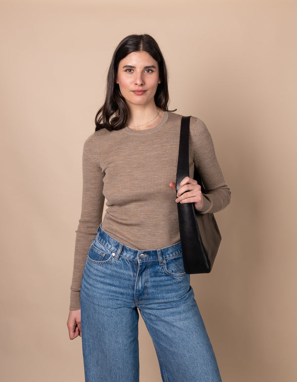 Vicky - kožená kabelka přes rameno ve tvaru V