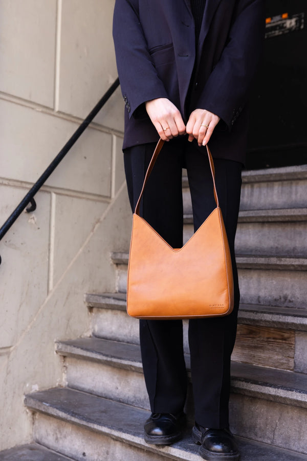 Vicky - kožená kabelka přes rameno ve tvaru V