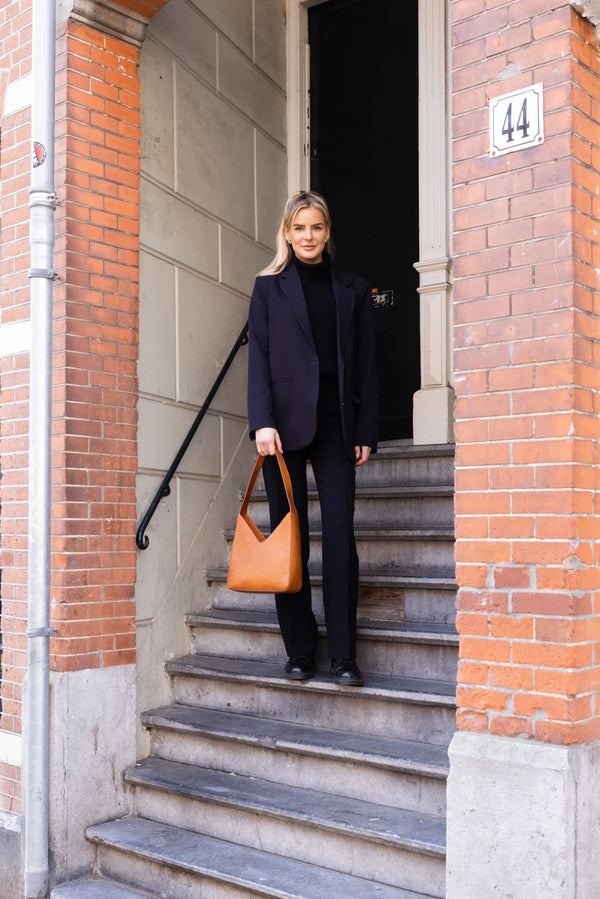 Vicky - kožená kabelka přes rameno ve tvaru V