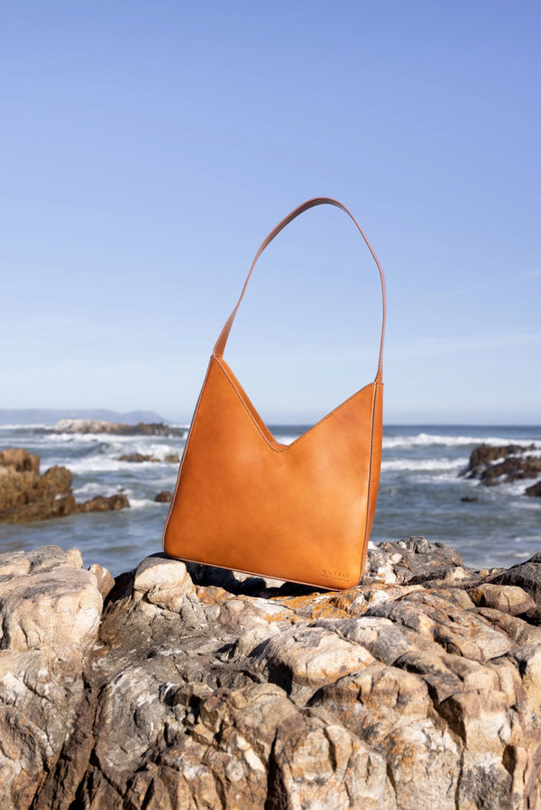 Vicky - kožená kabelka přes rameno ve tvaru V