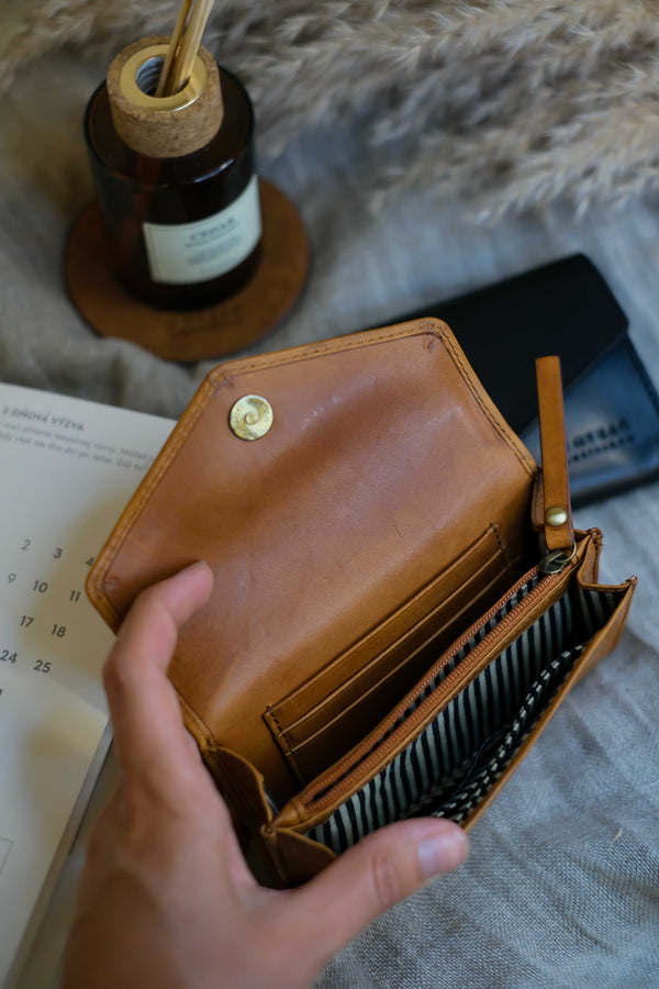 Jo's Purse - kožená peněženka s magnetickým zapínáním